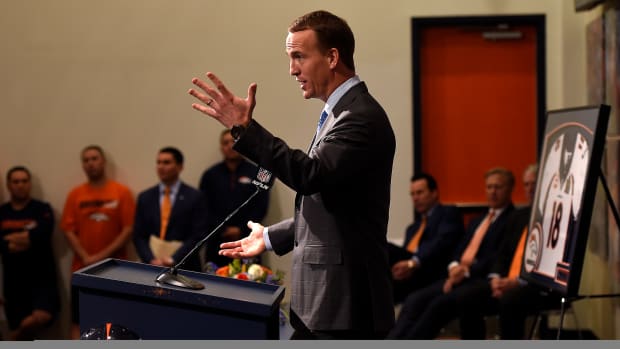 peyton-manning-coaching-tennessee.jpg